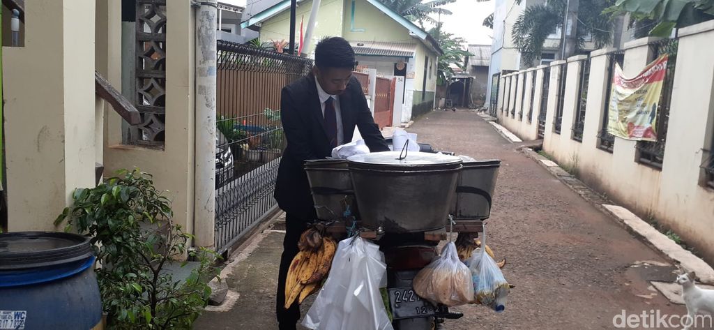 Jual Ikan Bandeng Pakai Jas, Kevin Mengaku Banyak Fans