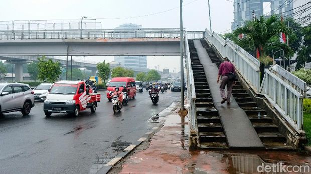 Kabel Semrawut di JPO MT Haryono Jakarta