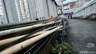 Kabel Semrawut Bahayakan Pejalan Kaki di JPO MT Haryono Jakarta