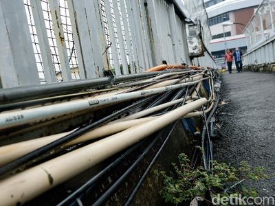 Kabel Semrawut Bahayakan Pejalan Kaki di JPO MT Haryono Jakarta