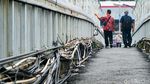 Kabel Semrawut Bahayakan Pejalan Kaki di JPO MT Haryono Jakarta