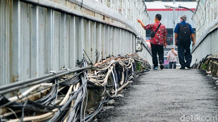Kabel Semrawut di JPO MT Haryono Jakarta