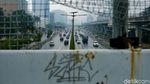 Kabel Semrawut Bahayakan Pejalan Kaki di JPO MT Haryono Jakarta