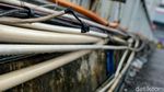 Kabel Semrawut Bahayakan Pejalan Kaki di JPO MT Haryono Jakarta