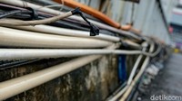 Kabel-kabel yang terpasang semrawut ini bisa membahayakan pejalan kaki jika terkelupas.  