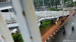Kabel Semrawut Bahayakan Pejalan Kaki di JPO MT Haryono Jakarta