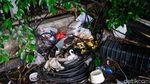 Kabel Semrawut Bahayakan Pejalan Kaki di JPO MT Haryono Jakarta