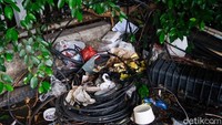 Selain kabel semrawut, terdapat sampah berserakan di sudut JPO.