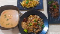 Beragam makanan Thailand dengan harga terjangkau bisa memuaskan selera. Ada tom yum yang asam creamy hingga beef garlic butter yang gurih. Foto: detikFood/Yenny Mustika Sari