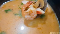 Tom Yum di sini disajikan creamy karena menggunakan kuah santan. Walaupun begitu, sensasi asam segarnya masih terasa. Udang yang digunakan juga sangat segar. Foto: detikFood/Yenny Mustika Sari