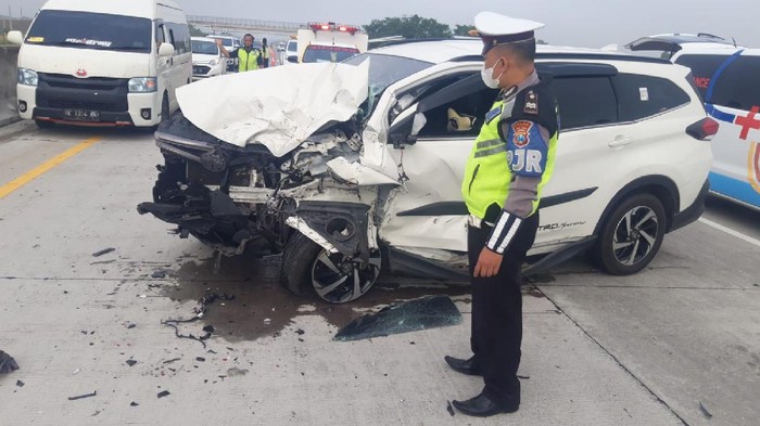 Kecelakaan di Tol Ngawi Kertosono 1 Tewas 4 Luka Gegara Ngantuk