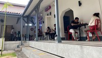 Tak perlu takut khawatir kelaparan jika main ke dalam gedung peninggalan Belanda ini. Karena di Pos Bloc ada aneka makanan seperti rice bowl gaya Jepang, taco, nasi goreng gila sampai croissant yang enak. Foto: detikFood/National Archive