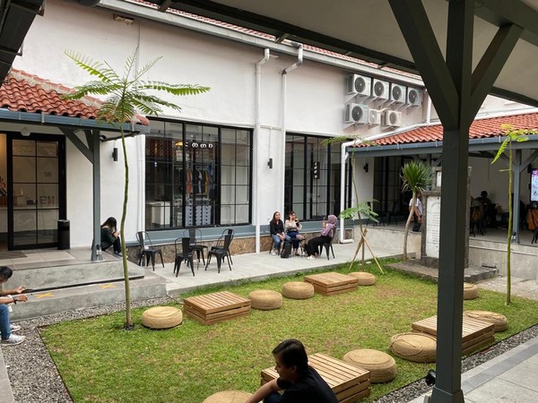 Pos Bloc berlokasi di Gedung Filateli, sebuah gedung besar bernuansa putih di sebelah Sekolah Santa Ursula. Gedung ini tak asing bila traveler kerap berkunjung ke daerah Pasar Baru, Jakarta Pusat. (National Archive) Pos Bloc berlokasi di Gedung Filateli, sebuah gedung besar bernuansa putih di sebelah Sekolah Santa Ursula. Gedung ini tak asing bila traveler kerap berkunjung ke daerah Pasar Baru, Jakarta Pusat. (National Archive)