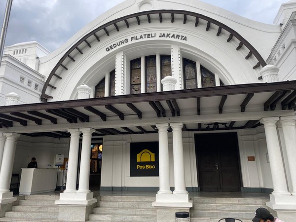 Pos Bloc berlokasi di Gedung Filateli, sebuah gedung besar bernuansa putih di sebelah Sekolah Santa Ursula. Ketika masuk ke dalam gedung, traveler dapat melihat jajaran toko UMKM yang menjual berbagai barang mulai dari pakaian, kuliner, hingga barang antik. Di sana juga terdapat ruang kerja bersama yang cocok digunakan orang-orang untuk berdiskusi, kerja, dan meeting. ( detikTravel/National Archive) Pos Bloc berlokasi di Gedung Filateli, sebuah gedung besar bernuansa putih di sebelah Sekolah Santa Ursula. Ketika masuk ke dalam gedung, traveler dapat melihat jajaran toko UMKM yang menjual berbagai barang mulai dari pakaian, kuliner, hingga barang antik. Di sana juga terdapat ruang kerja bersama yang cocok digunakan orang-orang untuk berdiskusi, kerja, dan meeting. ( detikTravel/National Archive)