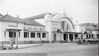 Meski usia gedung ini sudah berusia lebih dari 275 tahun. Tapi bangunannya masih kokoh dan berdiri megah. Pada tahun 1993 silam, Gedung Filateli Jakarta ini masuk ke dalam cagar budaya yang dilindungi. Foto: detikFood/National Archive
