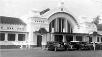 Jauh sebelum direvitalisasi menjadi tempat makan dan nongkrong kekinian. Gedung Filateli Jakarta merupakan kantor pos pertama di Indonesia yang didirikan oleh VOC, di tahun 1746. Foto: detikFood/National Archive