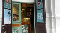 Kalau ke Pos Bloc, jangan lupa mampir ke Canggu Bake House yang lokasinya berada di depan. Di sini pengunjung bisa berfoto sambil makan croissant, dengan jendela-jendela besar yang ikonik di sana. Foto: detikFood/National Archive