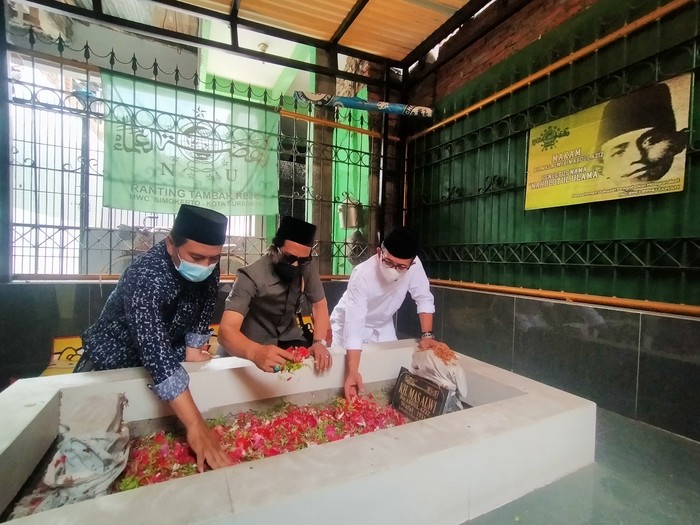 KEtua DPRD Surabaya Ziarah ke Makam Pendiri NU