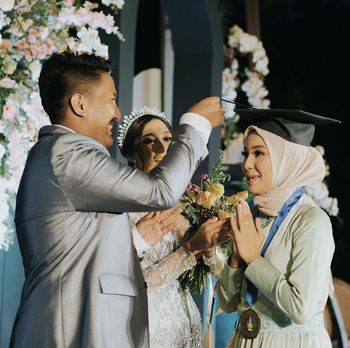 Kisah viral wanita yang mengadakan acara pernikahan dan wisuda online dalam waktu yang bersamaan.