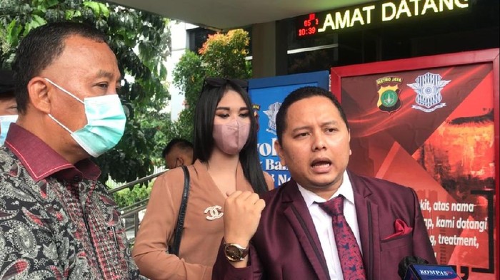 Korban EDCCash (kiri) didampingi pengacara laporkan penipuan investasi EDCCash
