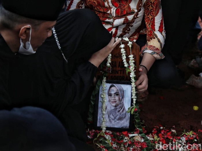 Jenazah Vanessa Angel dan Bibi Ardiansyah telah dimakamkan di Jakarta. Pasangan itu dimakamkan dalam satu liang lahad dan kini berdampingan selamanya.