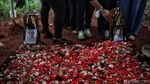 Lihat Lagi Prosesi Pemakaman Vanessa Angel-Bibi dalam Satu Liang Lahad