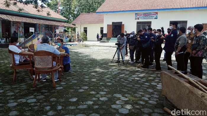 Menteri Desa, Pembangunan Daerah Tertinggal dan Transmigrasi, Abdul Halim Iskandar, mengunjungi Desa Banaran, Kabupaten Klaten, Jateng. Di sini ia membuat sebuah video.