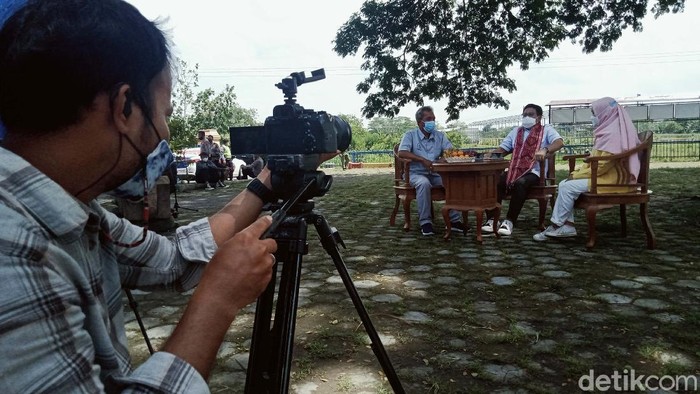 Lihat Mendes PDT Buat Video di Sela Kunjungan di Klaten Menteri Desa, Pembangunan Daerah Tertinggal dan Transmigrasi, Abdul Halim Iskandar, mengunjungi Desa Banaran, Kabupaten Klaten, Jateng. Di sini ia membuat sebuah video.