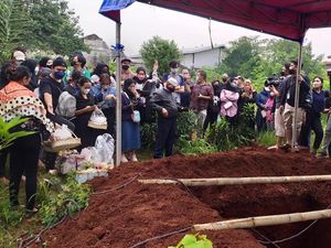 Jelang Pemakaman Vanessa Angel dan Bibi Ardiansyah, Hujan Selimuti Lokasi TPU