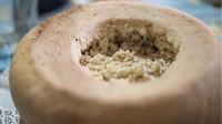 Di Italia ada makanan eksotis yang jadi favorit banyak orang. Makanannya bernama Casu Marzu yang merupakan keju susu domba yang mengandung serangga hidup. Foto: Listaka