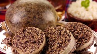 Biasanya puding jadi dessert favorit, tapi puding khas Skotlandia ini terbuat dari jeroan kambing, seperti jantung, hati dan paru-paru. Foto: Listaka