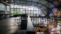 Juga ada tempat di alntai dua bila kamu ingin rasa yang berbeda di dalam kedai kopi.