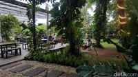 Suasana asri terasa karena adanya pohon besar, rerumputan yang hijau, serta banyak pot-pot berisi bunga yang ditata sedemikian rupa sehingga sedap dipandang mata.