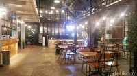 Interior di dalam kedai kopi ini begitu menarik sehingga terasa enak untuk bersantai.