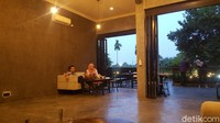 Namun kamu yang ingin di bersantai di sofa, ada juga pilihannya. Kamu berjalan lagi ke arah belakang dengan menuruni beberapa anak tangga saja.
