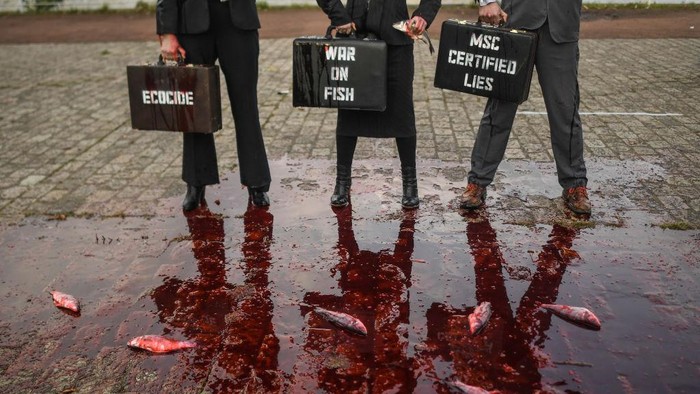 Sejumlah aktivis melakukan aksi teatrikal di sela-sela konfrensi iklim di Glasgow, Inggris (4/11/2021). Mereka mengecam pencemaran laut oleh industri yang berdampak pada berkurangnya populasi ikan.