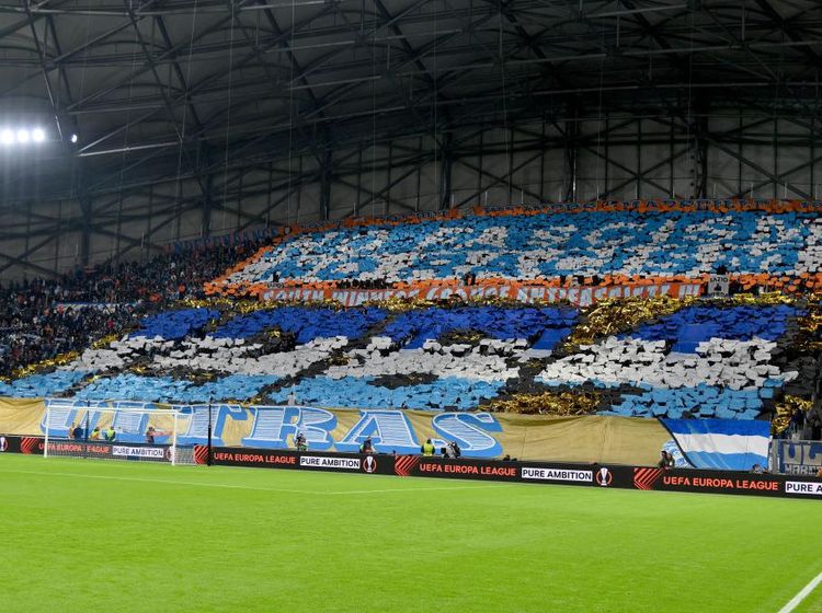 Foto: Luis Alberto Dilindungi Tameng dalam Laga Marseille vs Lazio