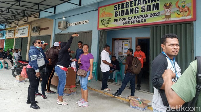Massa relawan PON XX Papua menggeruduk Kantor PON XX Papua di Mimika menuntut pembayaran gaji. (Aufa/detikcom)