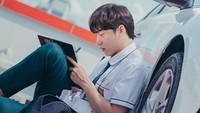 Di foto-foto terbaru, tampak Baek Seung Yoo mencoba memecahkan soal matematika. Foto: (dok. Instagram @tvn_drama)