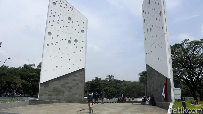 Ratusan nama nakes dan ASN asal Jabar terpampang di Monumen Perjuangan Pandemi COVID-19 di Bandung. Rencananya monumen itu akan diresmikan di Hari Pahlawan.