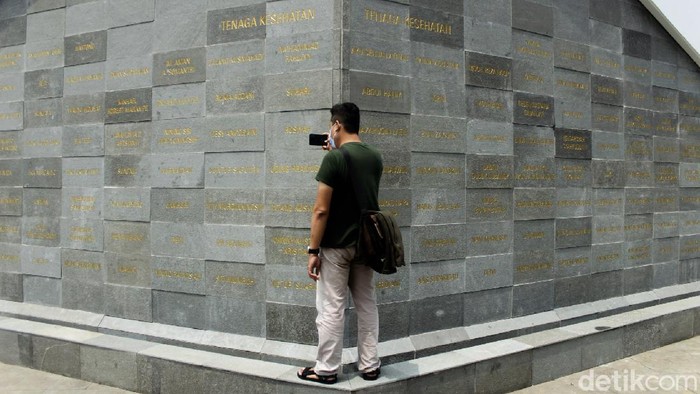 Ratusan nama nakes dan ASN asal Jabar terpampang di Monumen Perjuangan Pandemi COVID-19 di Bandung. Rencananya monumen itu akan diresmikan di Hari Pahlawan.