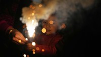 Sementara itu, di Jepang perayaan Diwali kian semarak dengan kegiatan bermain kembang api. Tak sedikit umat Hindu di Jepang yang berkumpul di taman kawasan Tokyo untuk bermain kembang api di tengah gelaran perayaan Diwali pada Kamis (4/11) malam. AP Photo/Hiro Komae.