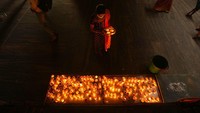 Tak hanya di India, perayaan ini pun juga berlangsung cukup meriah di berbagai negara lainnya. Salah satunya di Sri Lanka. AP Photo/Eranga Jayawardena. 