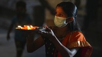Festival lampu atau cahaya tak pernah absen mewarnai perayaan Diwali. Pasalnya, melansir dari BBC dan NDTV, secara harfiah Deepavali diartikan sebagai deretan lampu. Kata deep bermakna cahaya, sementara avali bermakna baris yang jika diterjemahkan adalah Festival Cahaya. Pencahayaan dari lampu tradisional bernama Diya menandakan kemenangan kebaikan atas kejahatan. AP Photo/Eranga Jayawardena.