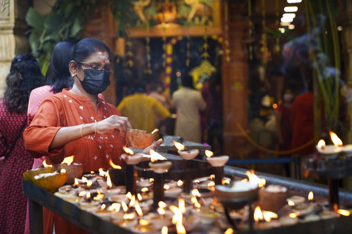 Diwali jadi perayaan yang kerap dinanti oleh umat Hindu di dunia. Perayaan ini diwarnai dengan lampu-cahaya sebagai lambang kemenangan dan harapan umat manusia.
