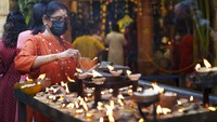 Diketahui, tahun ini Diwali atau Deepavali berlangsung dari tanggal 2 November hingga 6 November 2021. Adapun hari utama perayaannya berlangsung pada Kamis 4 November 2021. AP Photo/Vincent Thian.