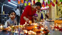 Perayaan Diwali juga diselenggarakan oleh umat Hindu di Hong Kong. AP Photo/Kin Cheung.