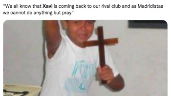 Eh tapi ada juga nih fans Real Madrid yang takut dengan kembalinya Xavi untuk melatih Barcelona. Saatnya berdoa... Foto: (Twitter)