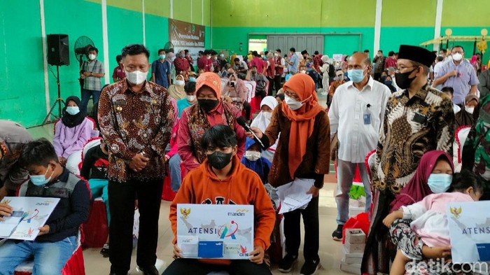 Mensos Risma memberikan bantuan untuk anak korban Corona