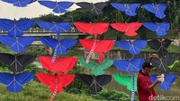 Saat pandemi Covid-19 ini, penjualan layang-layang hias cukup laris.